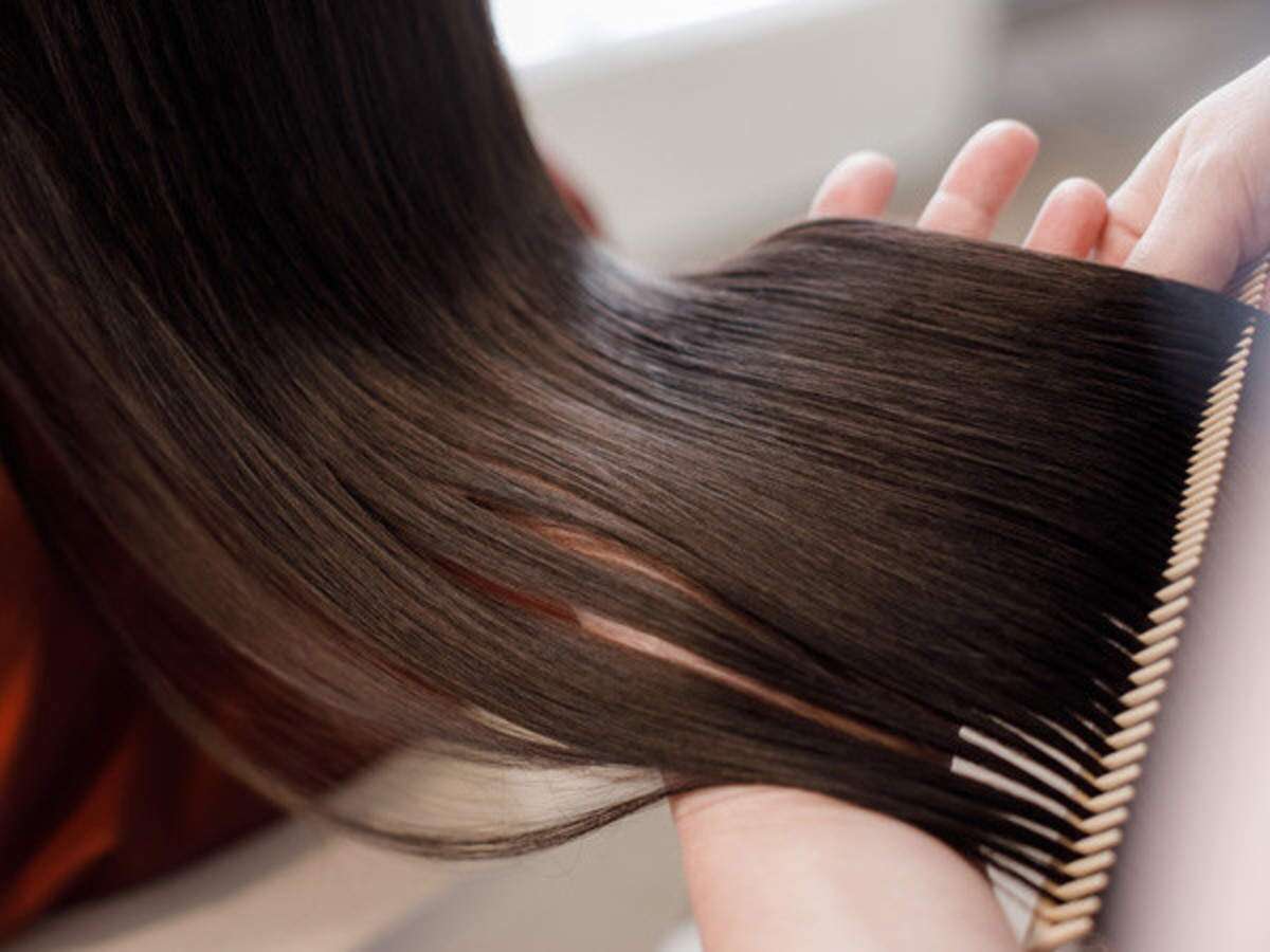 5 خلطات سحرية لتنعيم شعرك في الصيف